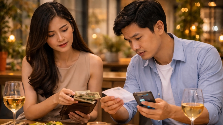 Bạn trai chia tiền đến cả bữa ăn, bạn bè khuyên tôi chia tay